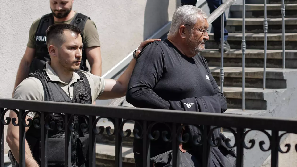 Fostul ministru Sebastian Vlădescu s-a predat la poliție. El a fost escortat spre penitenciar după ce a fost condamnat la 7 ani de închisoare