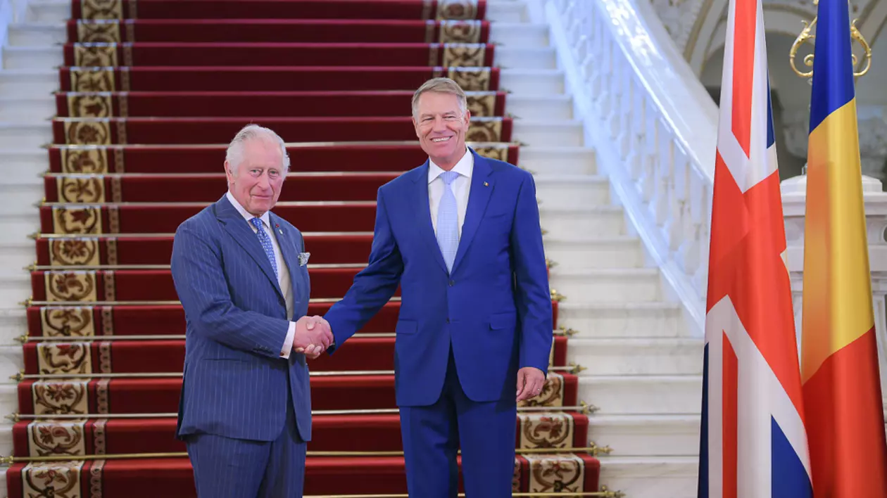 Klaus Iohannis se află la Londra, împreună cu soția sa, unde va participa la încoronarea regelui Charles. Ce fotografie au publicat cei doi