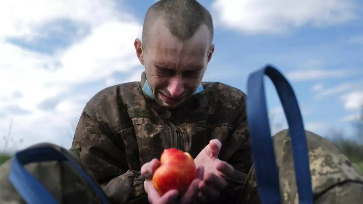 A primit un măr și a început să plângă. Soldatul ucrainean tocmai fusese salvat din captivitatea rusească, după un schimb de prizonieri