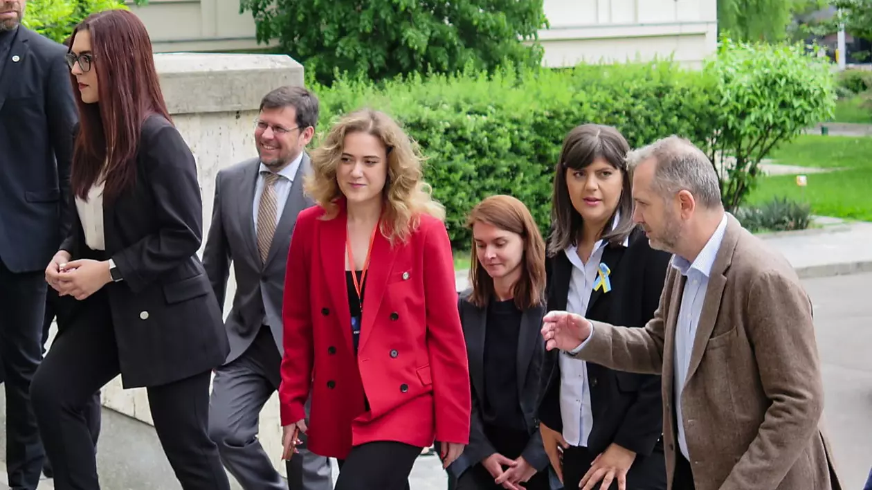 Șefa Parchetului European, Codruţa Kövesi, s-a întâlnit cu studenții bucureșteni. Nu a vrut presă în sală. „Noi, cei care ne dorim o țară curată, suntem mulți. Haideți să nu ne plângem, haideți să luptăm!”