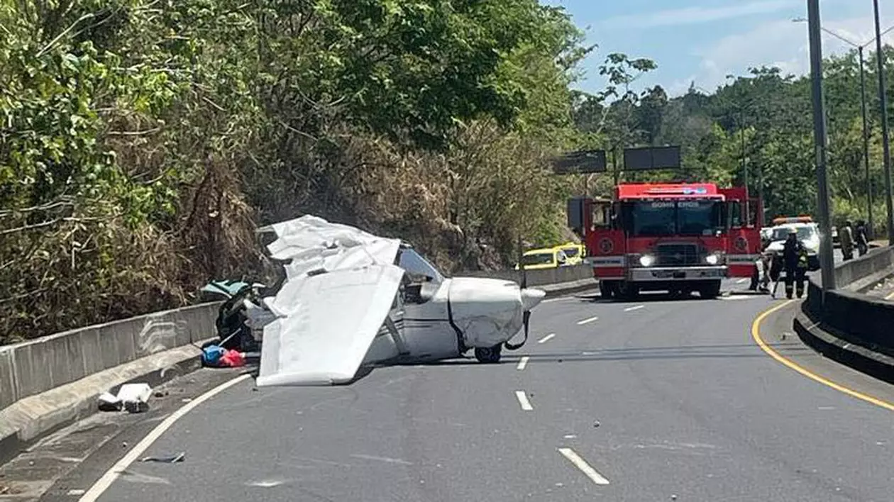 Un avion Cessna s-a prăbușit pe o autostradă din Panama. Cei patru oameni aflați la bord au scăpat teferi