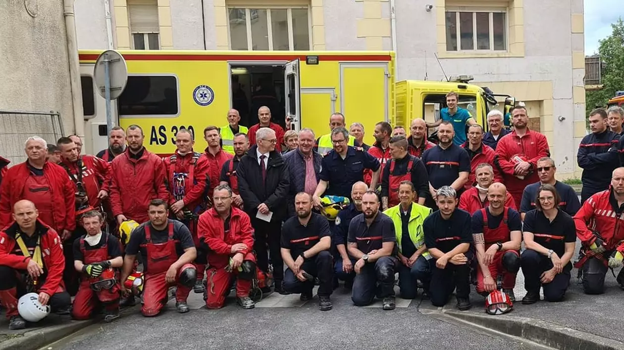 50 de pompieri, jandarmi și medici au reușit să scoată din casă o femeie de 391 de kilograme și să o ducă la spital, în Franța. Salvatorii au dărâmat pereții