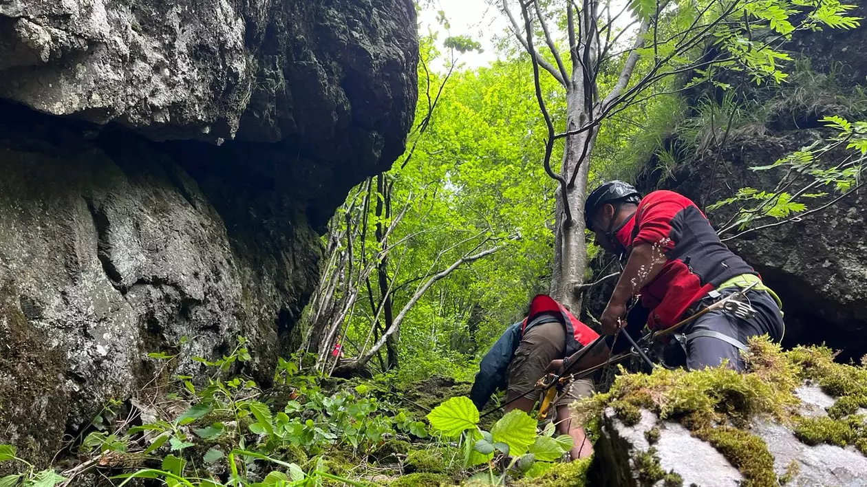 Doi turiști olandezi, blocaţi de luni seară pe un versant abrupt din Făgăraş, recuperaţi cu elicopterul