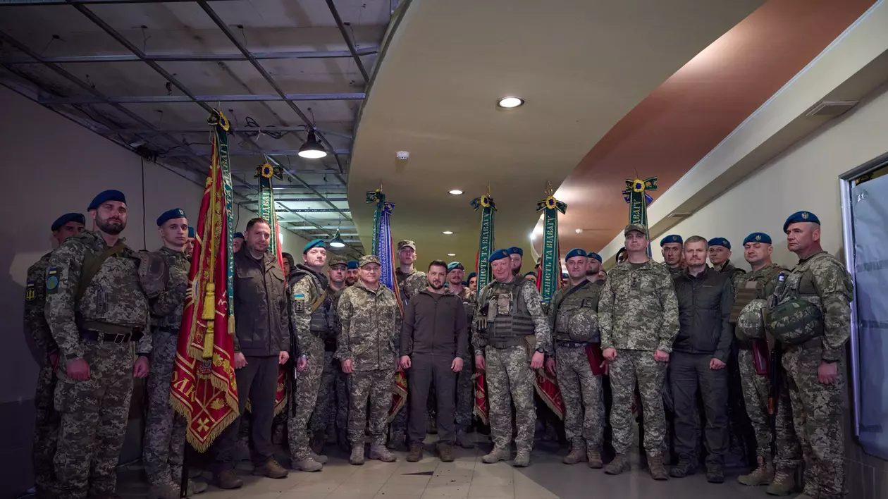 Volodimir Zelenski a mers în prima linie pentru a-i felicita pe militari. „Slavă tuturor celor care apără Ucraina!”