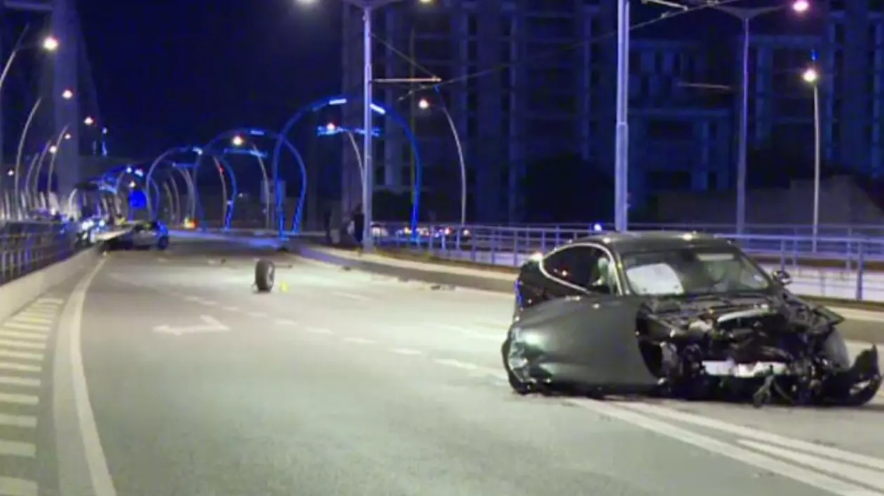 Patru persoane rănite, într-un accident pe Pasajul Basarab din Bucureşti. Două mașini s-au ciocnit violent