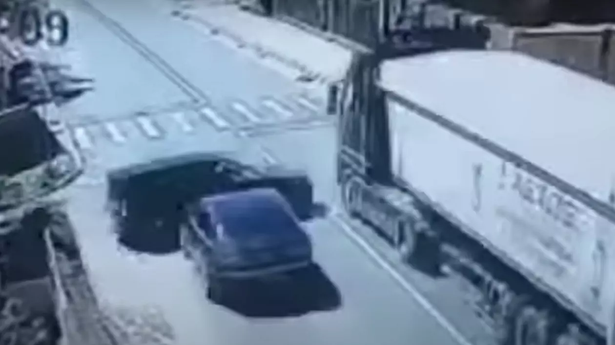Momentul când două mașini mici și o basculantă se izbesc violent la Lumina, în Constanța, filmat de camerele de supraveghere. Doi oameni au murit