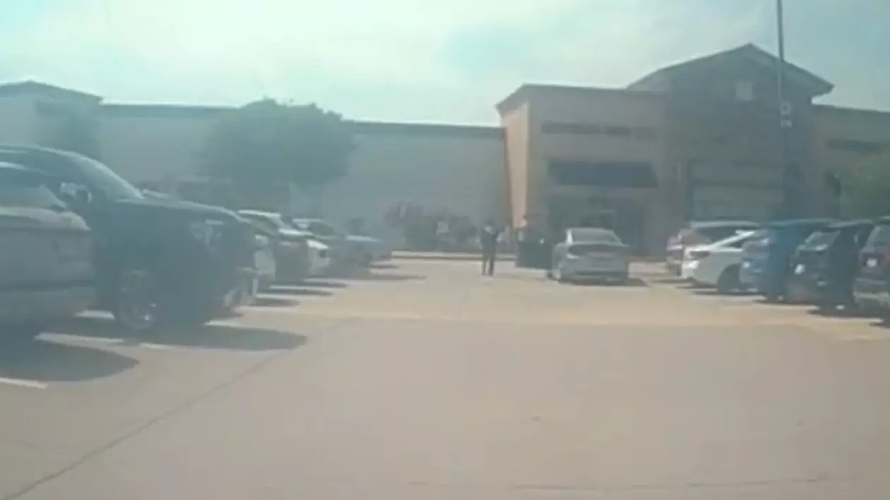 Bărbatul care a ucis 8 oameni într-un centru comercial din Texas a fost filmat chiar când începe să tragă în mulțime