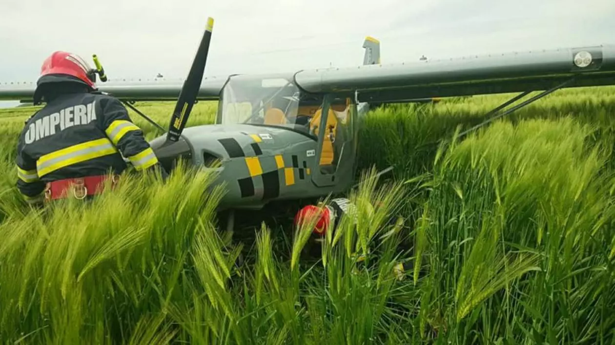 Un avion a aterizat forțat într-un lan de grâu, în Ialomița, după ce a rămas fără combustibil
