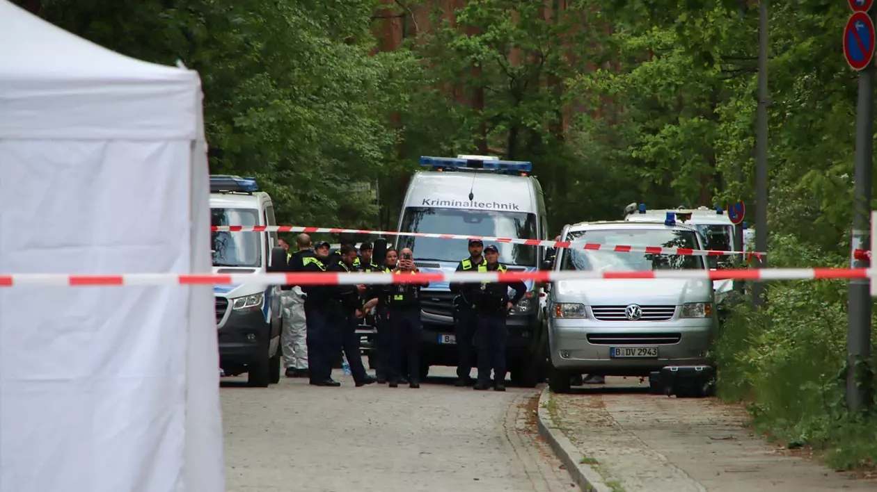 Un adolescent român a ajutat o fată de 14 ani și pe fratele ei să-și ucidă tatăl în stil mafiot, într-o parcare de la marginea Berlinului