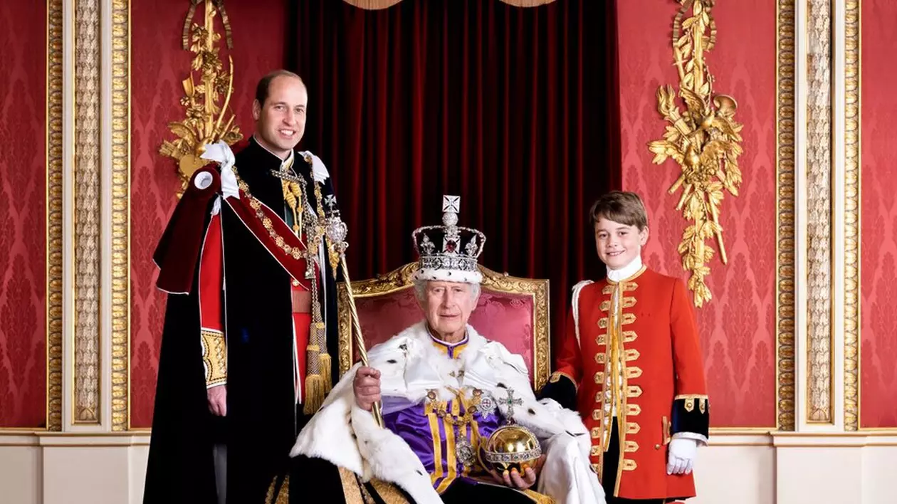 Monarhia britanică, într-o poză: Regele Charles al III-lea, alături de cei doi succesori, fiul și nepotul său, William și George