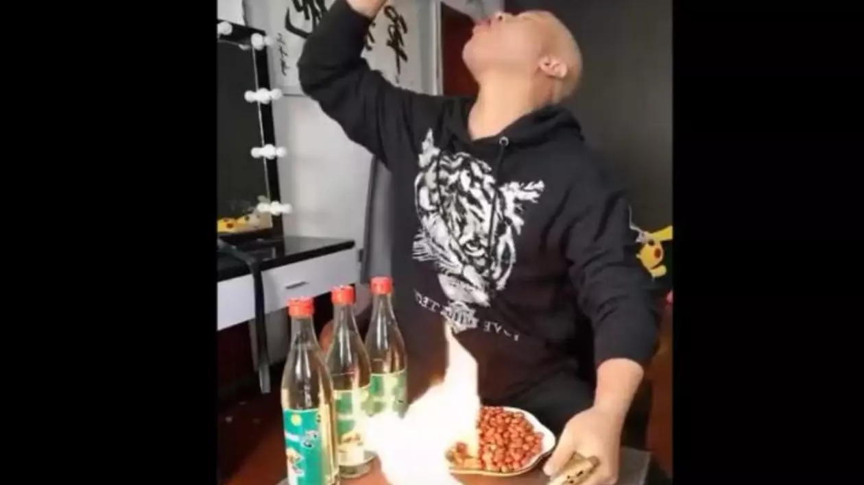 Un influencer din China a fost găsit mort după ce s-a filmat live în timp ce bea o cantitate uriașă de alcool, într-o provocare pe rețelele de socializare