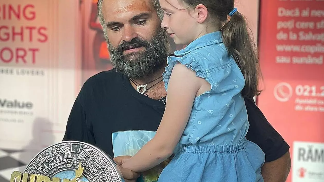 Dan Ursa s-a întors în România. Câștigătorul de la Survivor 2023 a căzut în genunchi când și-a revăzut fiica și soția