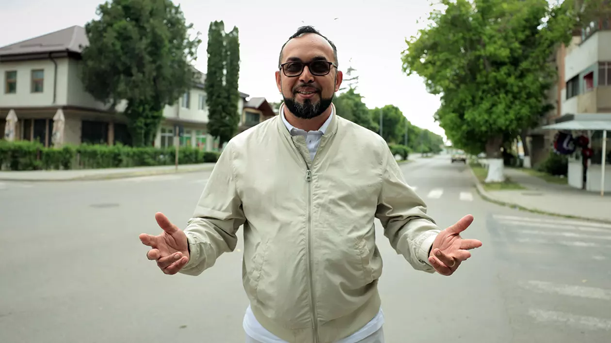 PORTRET. Un bărbat cu dizabilități din Făurei schimbă destinele tinerilor romi, pe care îi convinge să meargă la facultate: „Avem astăzi ingineri, medici”