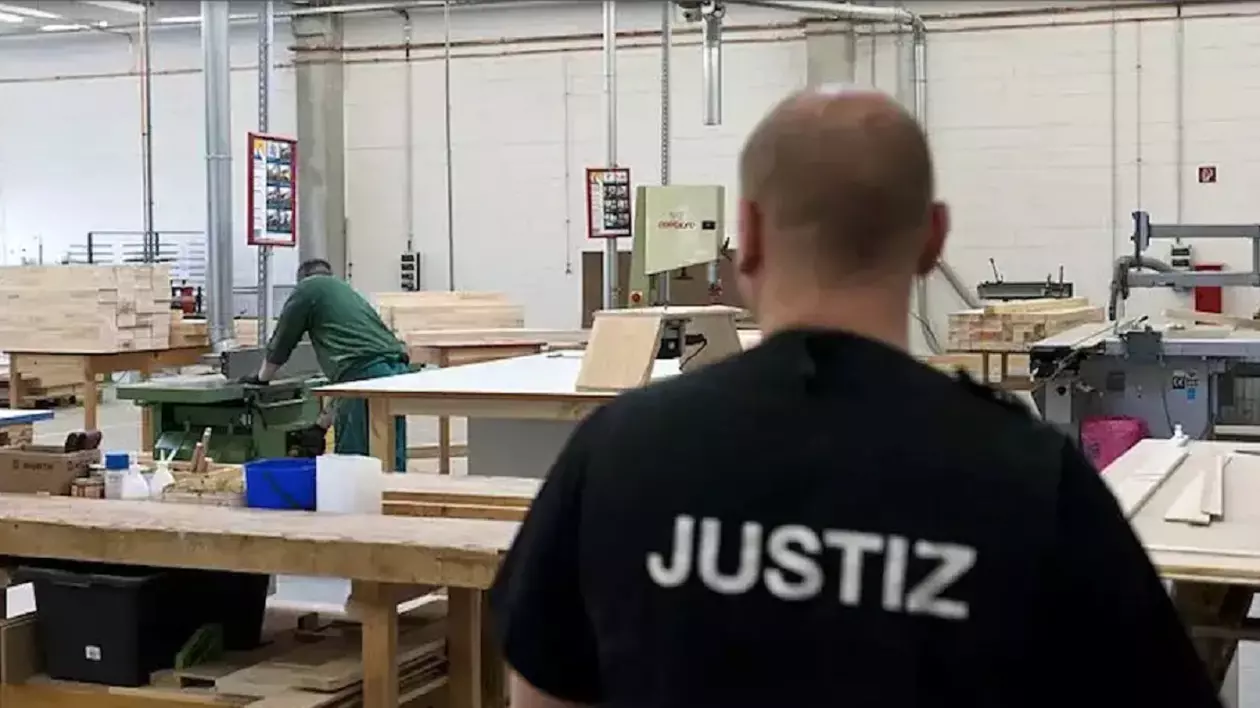Un hoț român recidivist i-a spus judecătorului elvețian care l-a trimis din nou după gratii: „Aici câștig mai mult în închisoare decât dacă muncesc în țara mea”