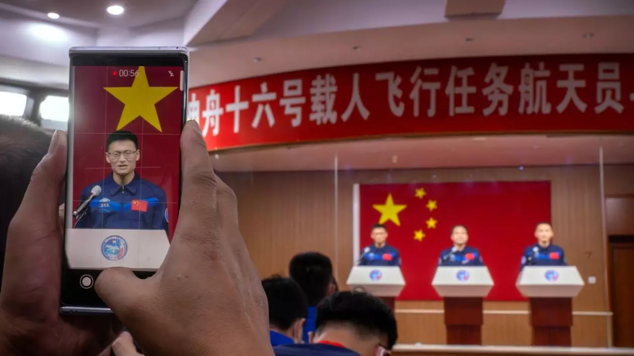 China se pregătește să trimită în spațiu, în premieră, un astronaut civil. Când începe misiunea