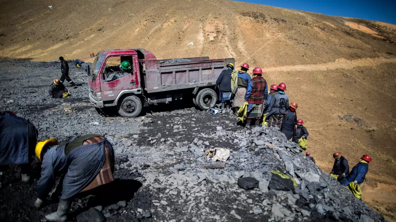 Mineri care lucrează într-o mină de aur din Peru. Fotografie cu caracter ilustrativ: Hepta