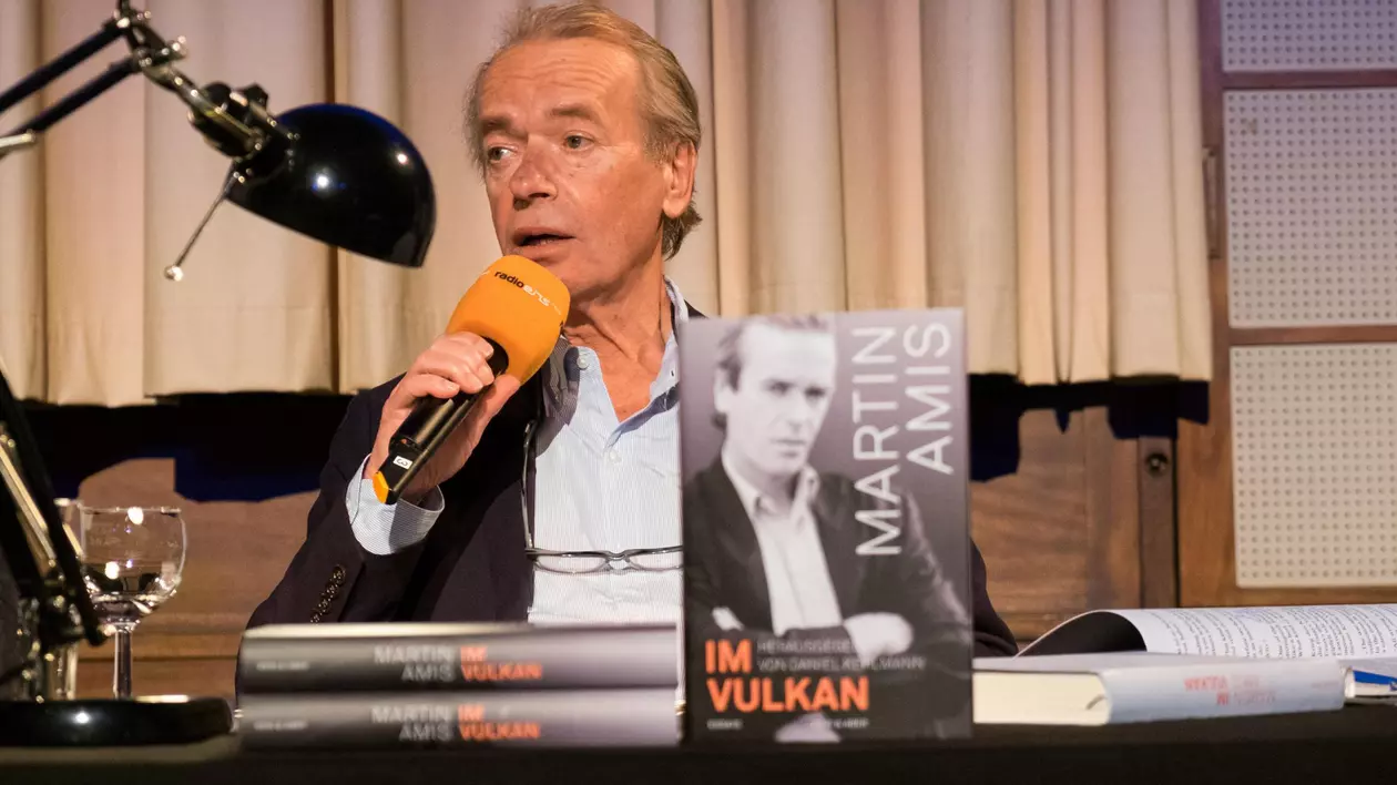 A murit Martin Amis, unul dintre cei mai apreciaţi autori britanici din ultimii 50 de ani