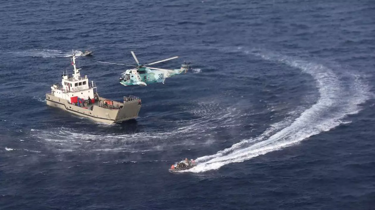 Zeci de persoane sunt date dispărute, după ce un vas chinezesc de pescuit s-a răsturnat în Oceanul Indian