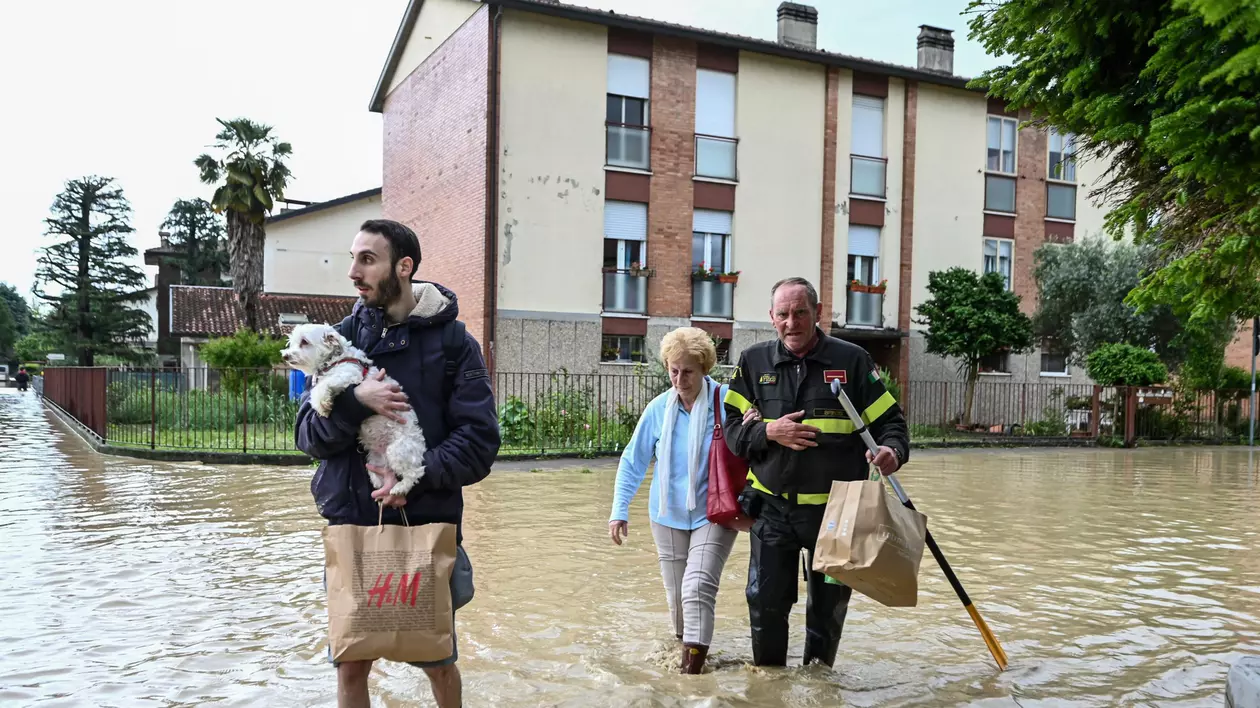 Cod roșu de pericole, menținut în nordul Italiei, unde au revenit ploile. Zone întinse, în continuare sub ape