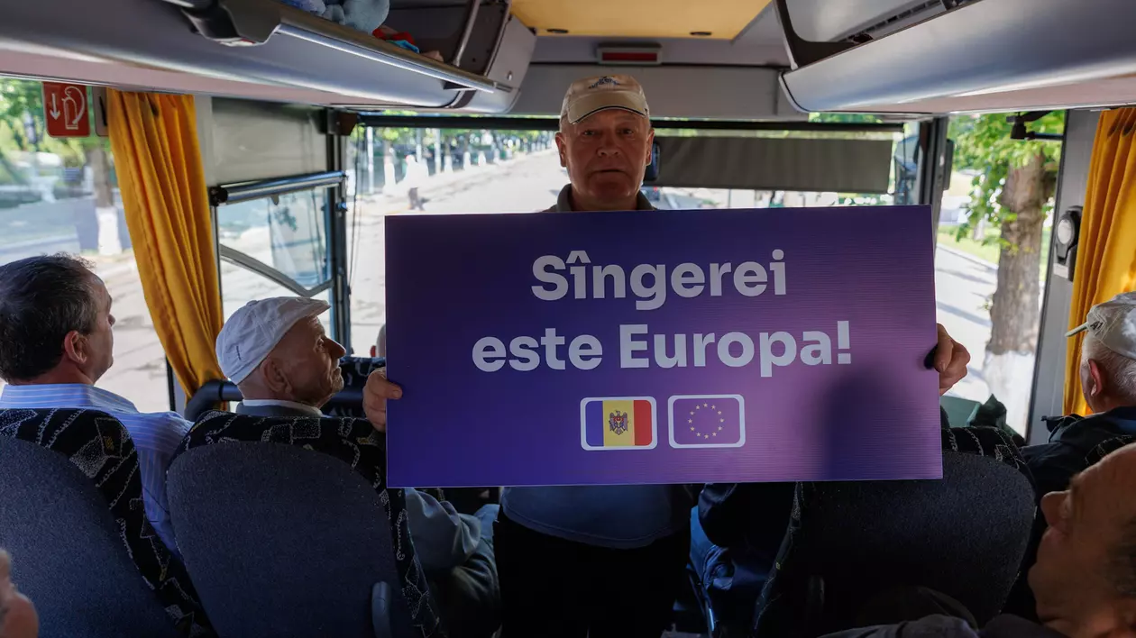 REPORTAJ. Marșul moldovenilor spre Vest a trecut peste șoselele pavate de sovietici. Libertatea a mers cu un autocar cu manifestanți spre piața din Chișinău în care 80.000 de oameni au strigat că vor în Europa