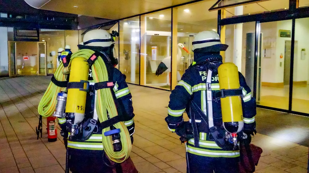 Un pacient legat de pat a fost găsit mort de pompieri, după ce au stins incendiul din camera de gardă a unui spital din Germania