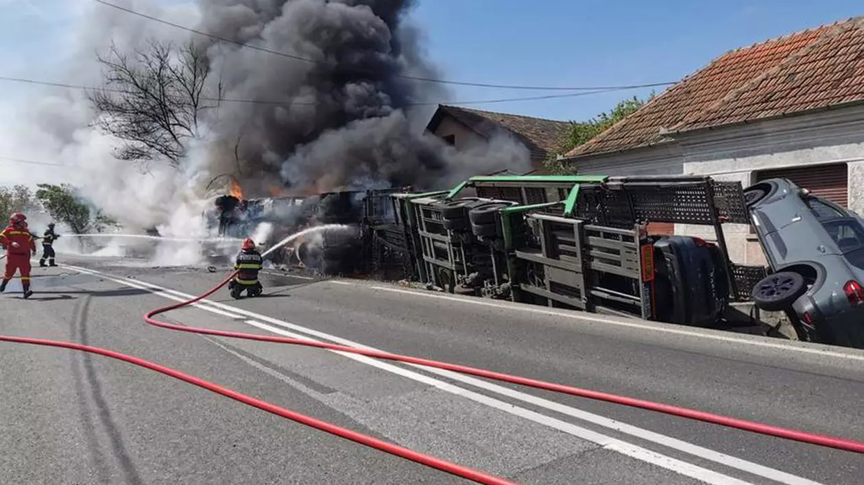 Un TIR care transporta mașini noi s-a răsturnat și a luat foc, în Hunedoara. Toate autoturismele au fost distruse