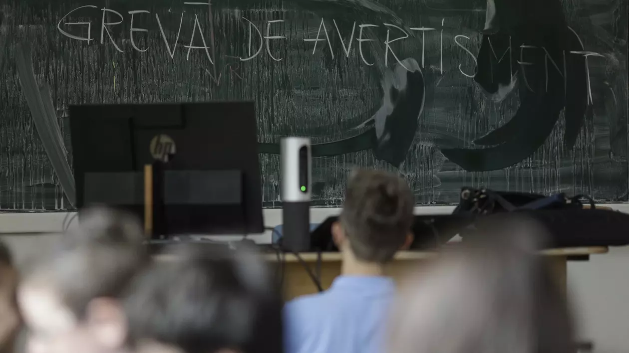 Grevă de avertisment azi în învățământ. Urmează apoi greva generală, din 22 mai. „Ca profesor tânăr, ești muritor de foame”