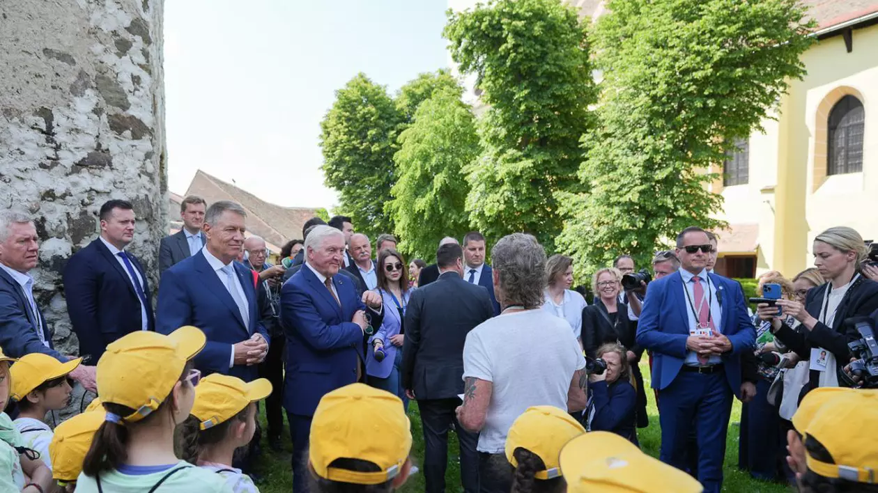 „O lume minunată” pentru Klaus Iohannis. Președintele, întâmpinat de un cor de copii la Sibiu - VIDEO