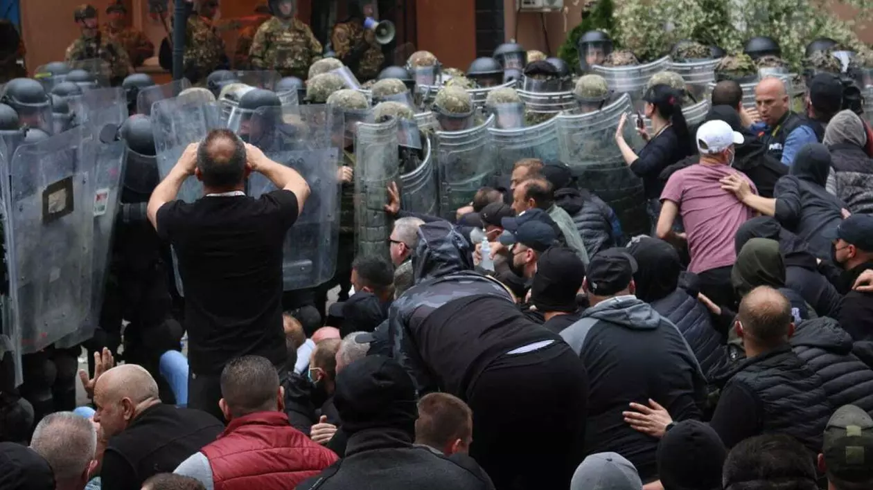 Militari NATO și protestatari sârbi, răniți în confruntările din Kosovo. SUA și UE fac apel la calm, Belgradul și-a plasat armata în alertă