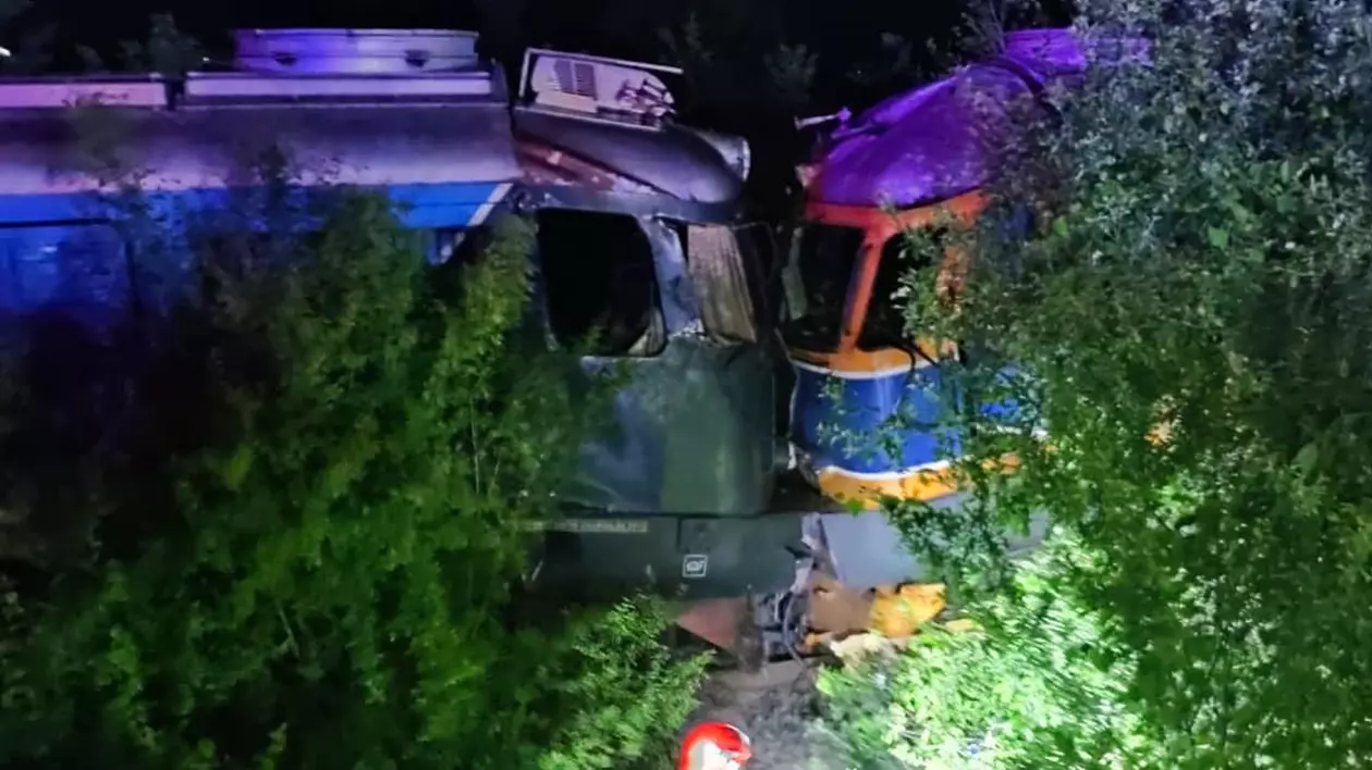 Două locomotive s-au ciocnit lângă gara Toporu, în Giurgiu. Mecanicii au ajuns la spital, unul dintre ei era băut
