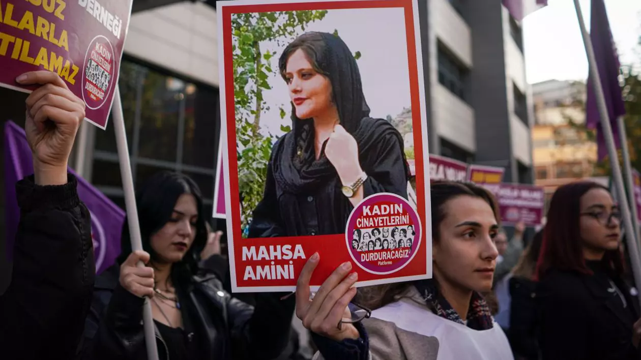 Mormântul tinerei Mahsa Amini, a cărei moarte a declanșat proteste fără precedent în Iran, a fost vandalizat