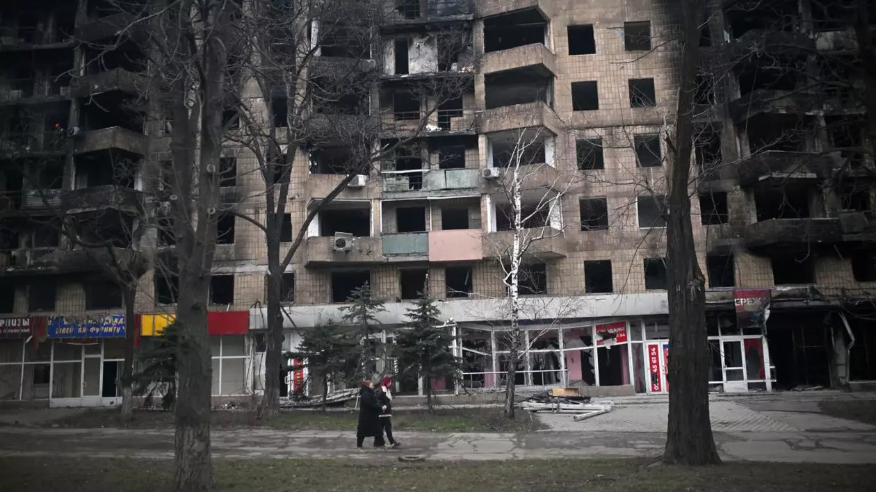 Un an de la căderea Mariupolului. Viața celor rămași în orașul distrus. „Trăim frugal. Pâine, apă, câțiva cârnați. Asta este tot”