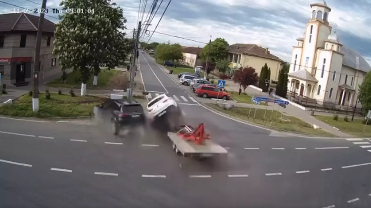 Accident în Timiş, surprins de camerele de supraveghere. O mașină este lovită puternic de un autoturism cu remorcă