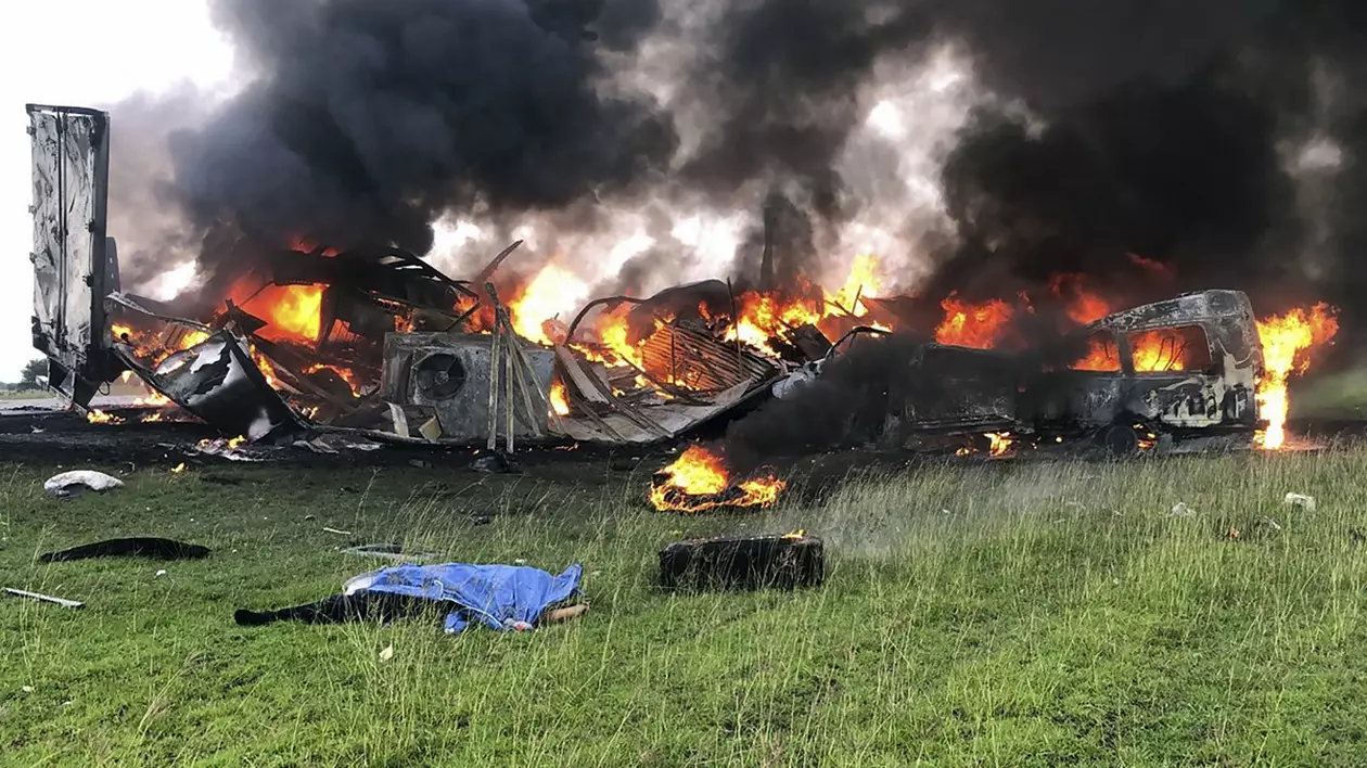 Un șofer de TIR a dispărut cu cabina și e de negăsit, după un accident cu 26 de morți în care remorca lui și un microbuz au luat foc, în Mexic