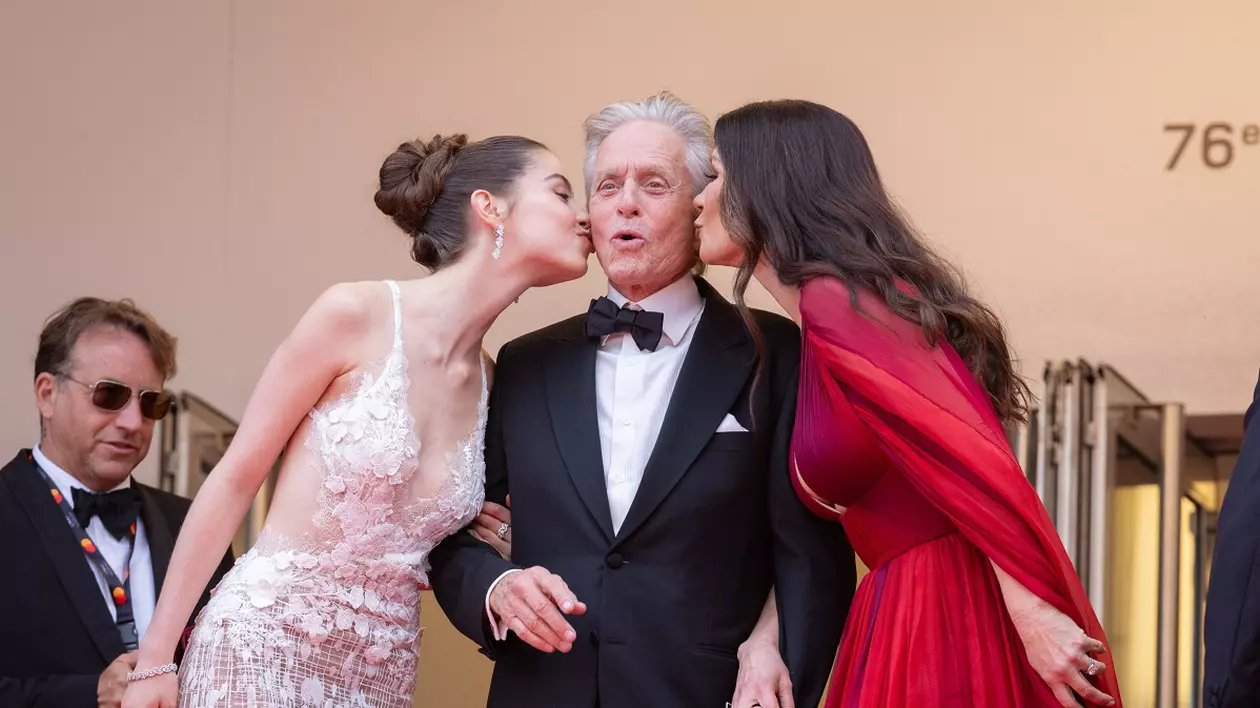 Michael Douglas a apărut la Cannes 2023 cu Catherine Zeta-Jones, însă fiica lor a atras atenția. Cum arată Carys la 20 de ani