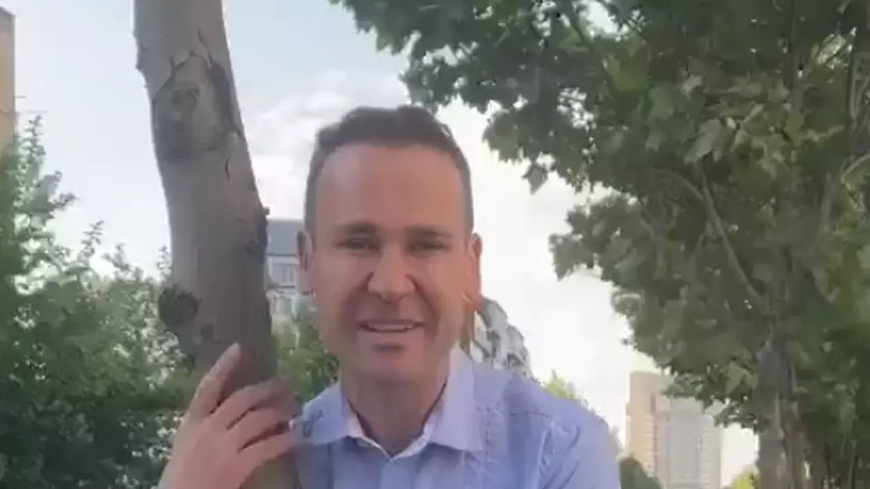 Robert Negoiţă, după ce a luat un copac în braţe: „Domnule Nicușor Dan, ăștia sunt copaci ilegali. Nu vreți să-i dați afară de aici?"