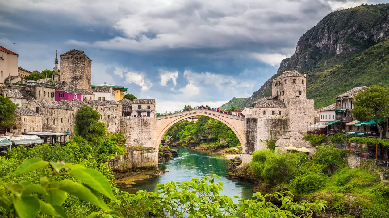 Ce să vizitezi în Bosnia şi Herţegovina - Imagine cu podul Stari Most din Mostar