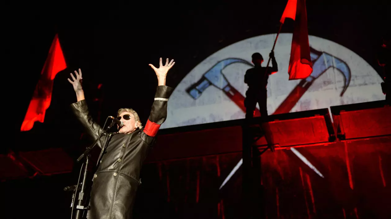 Roger Waters, anchetat de poliția germană pentru incitare la ură, după ce a purtat la un concert din Berlin o uniformă nazistă