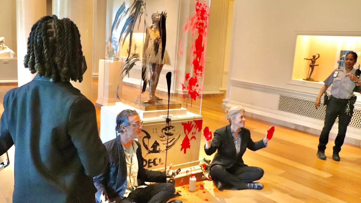 Doi activiști de mediu au fost arestați, după ce au vandalizat o statuie de Degas, expusă la Galeria Națională de Artă de la Washington. Ce riscă