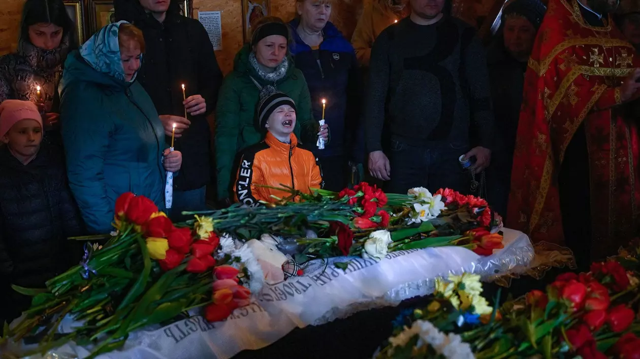 Imagini copleșitoare de la funeraliile victimelor din Uman. Micuțul Mișa plânge după sora lui, ucisă în atacul rusesc: „Mi-e dor de tine, Sofia”