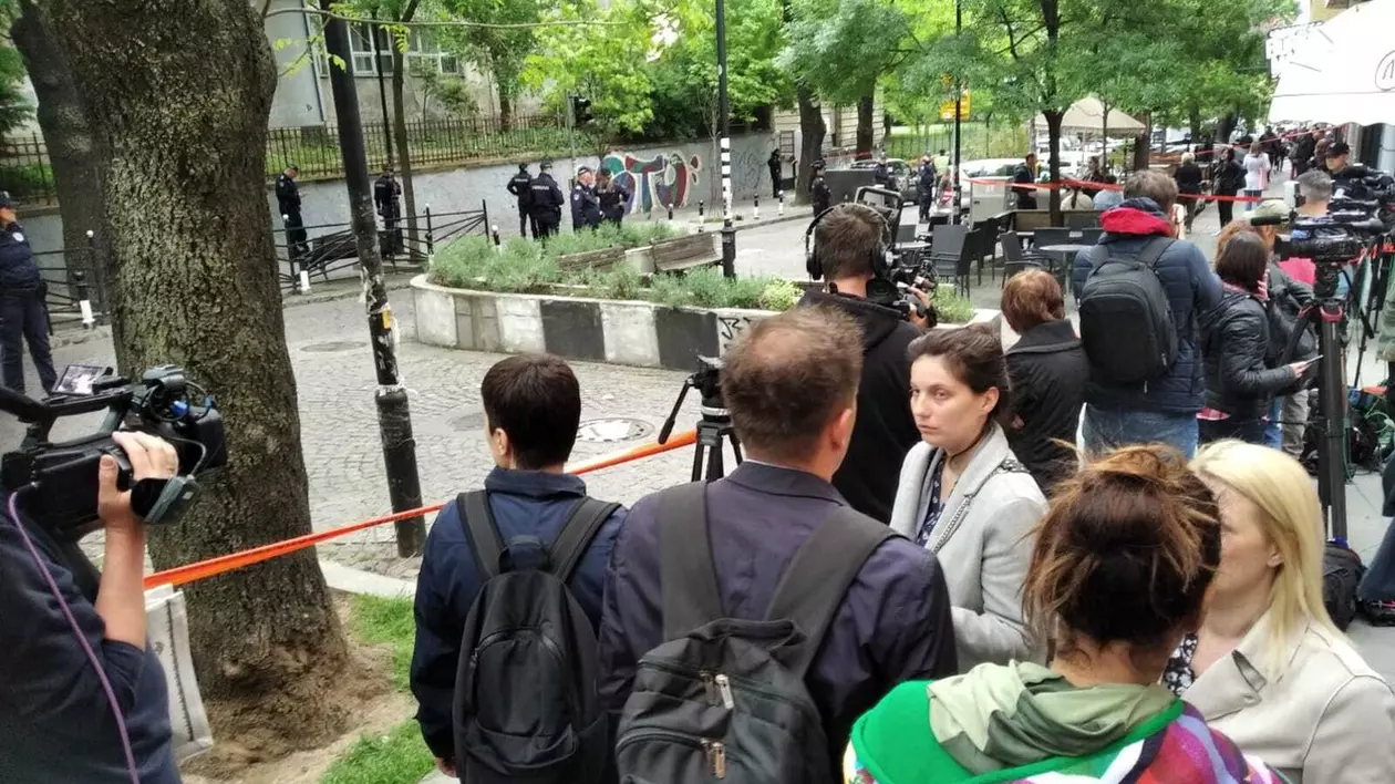 Filmul atacului sângeros de la școala din Belgrad. Pe lângă arma cu care a ucis 9 persoane, elevul mai avea la el un pistol și 4 cocktailuri Molotov