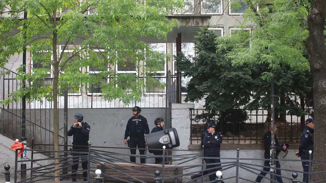 Sârbii care dețin ilegal arme au o lună la dispoziție să le predea fără consecințe penale, au decis autoritățile după recentele atacuri armate