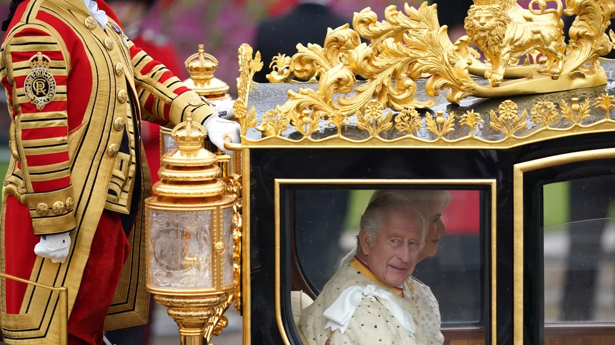 Primele imagini cu Regele Charles, în drum spre Westminster Abbey, unde are loc încoronarea
