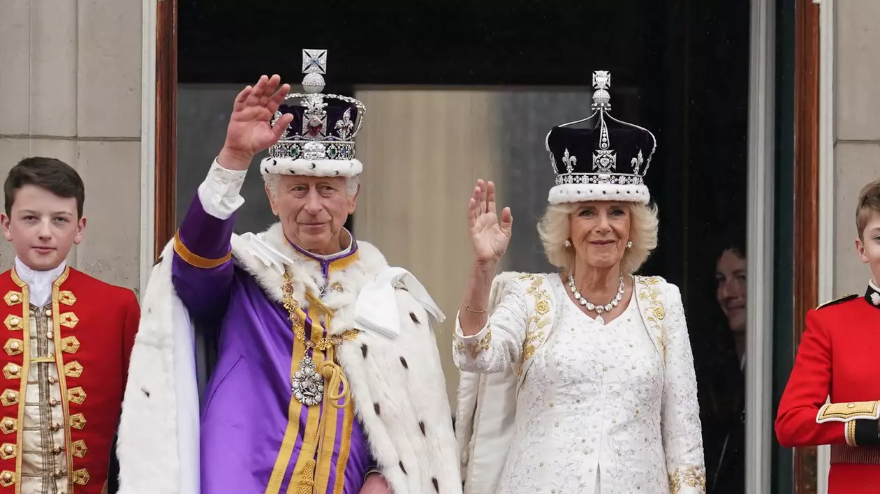 Charles și Camilla, încoronați rege și regină ai Marii Britanii. Ceremoniile s-au încheiat cu salutul de la balconul Palatului Buckingham