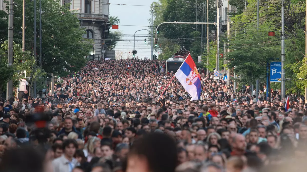 Mii de oameni au ieșit în stradă, în Serbia, pentru a protesta împotriva violenței, în urma celor două atacuri armate