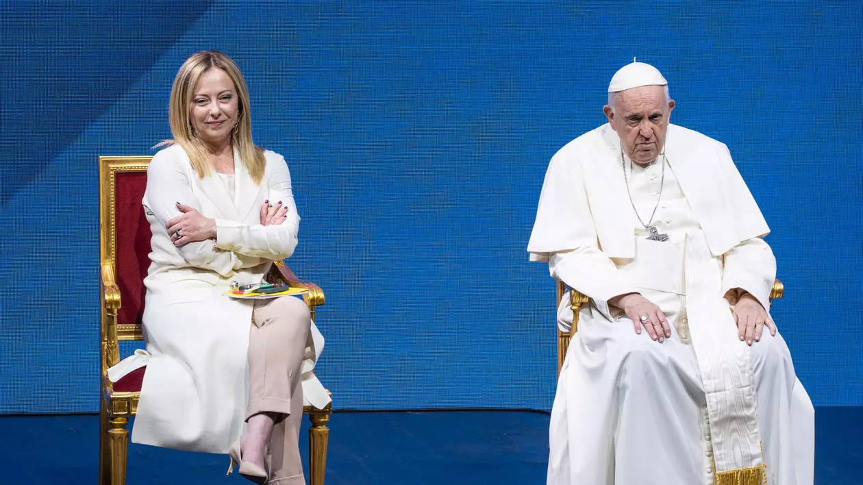 Papa Francisc critică dur „piața liberă sălbatică" și afirmă, stând chiar lângă premierul Meloni, că în Italia doar bogații își mai permit să aibă copii
