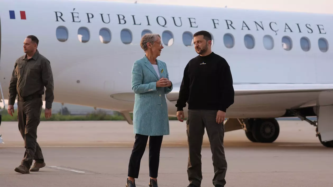 Volodimir Zelenski a ajuns la Paris, pentru o întâlnire cu Emmanuel Macron. Ce mesaj a postat după aterizare
