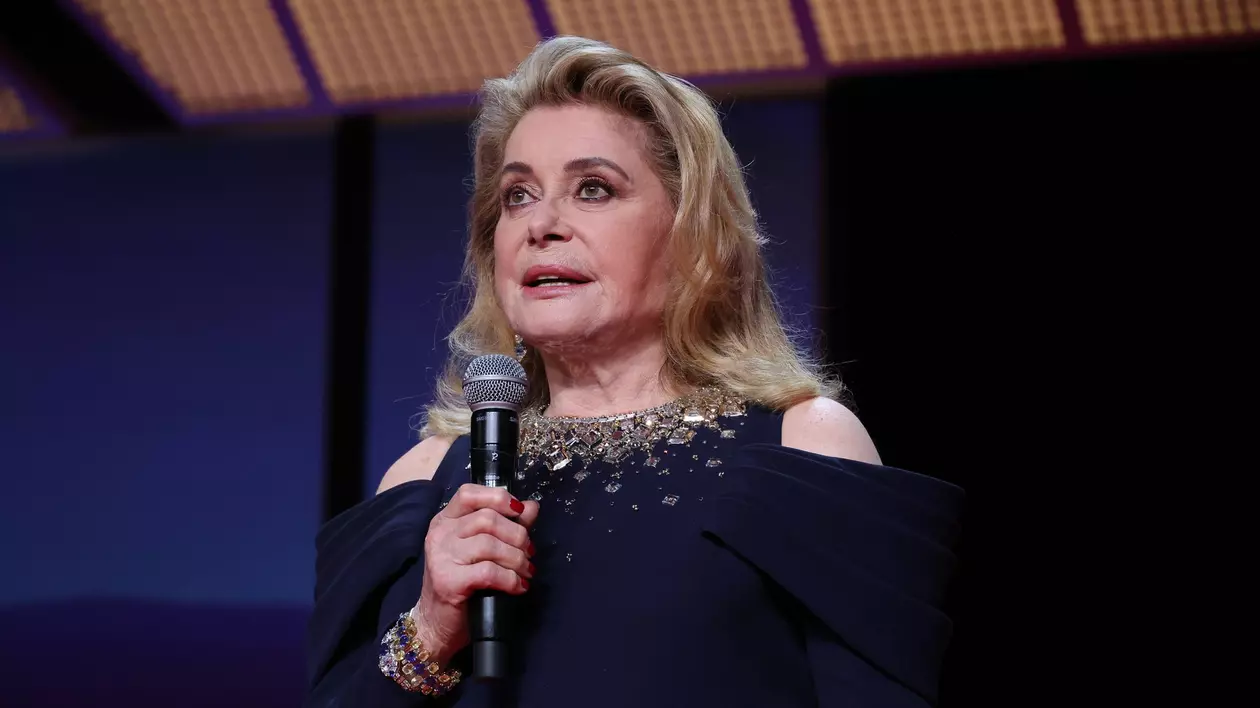 Corespondență de la Cannes: Emoționată de poemul despre Ucraina rostit pe scenă, Catherine Deneuve a uitat să deschidă festivalul 