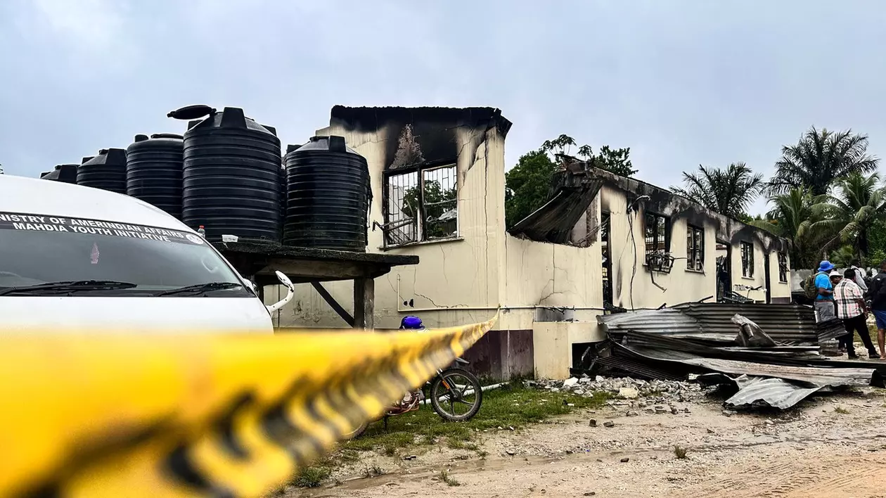O elevă supărată că i-a fost confiscat telefonul a provocat un incendiu într-un cămin şcolar din Guyana, în care au murit 19 copii