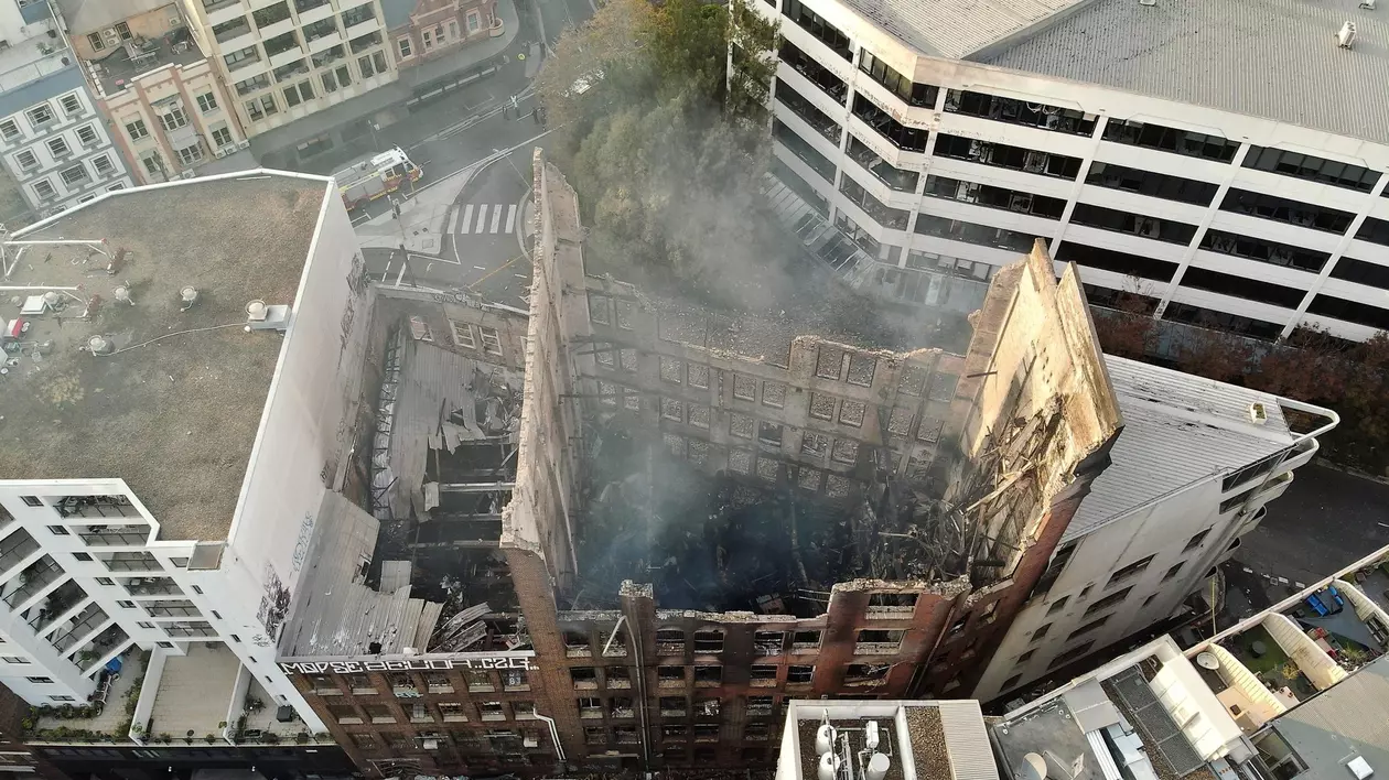 Clădire de patrimoniu care urma să fie transformată într-un hotel de lux, mistuită într-un incendiu, la Sydney. Doi puști de 13 ani s-au predat poliției